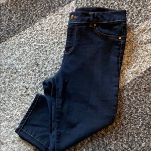 Dark Wash Capri Jeans w/ Contrast Stitch